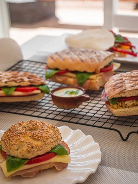 Sándwiches en pan de sésamo y ciabatta