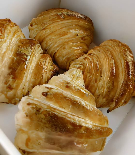 Croissants de hojaldre dorados